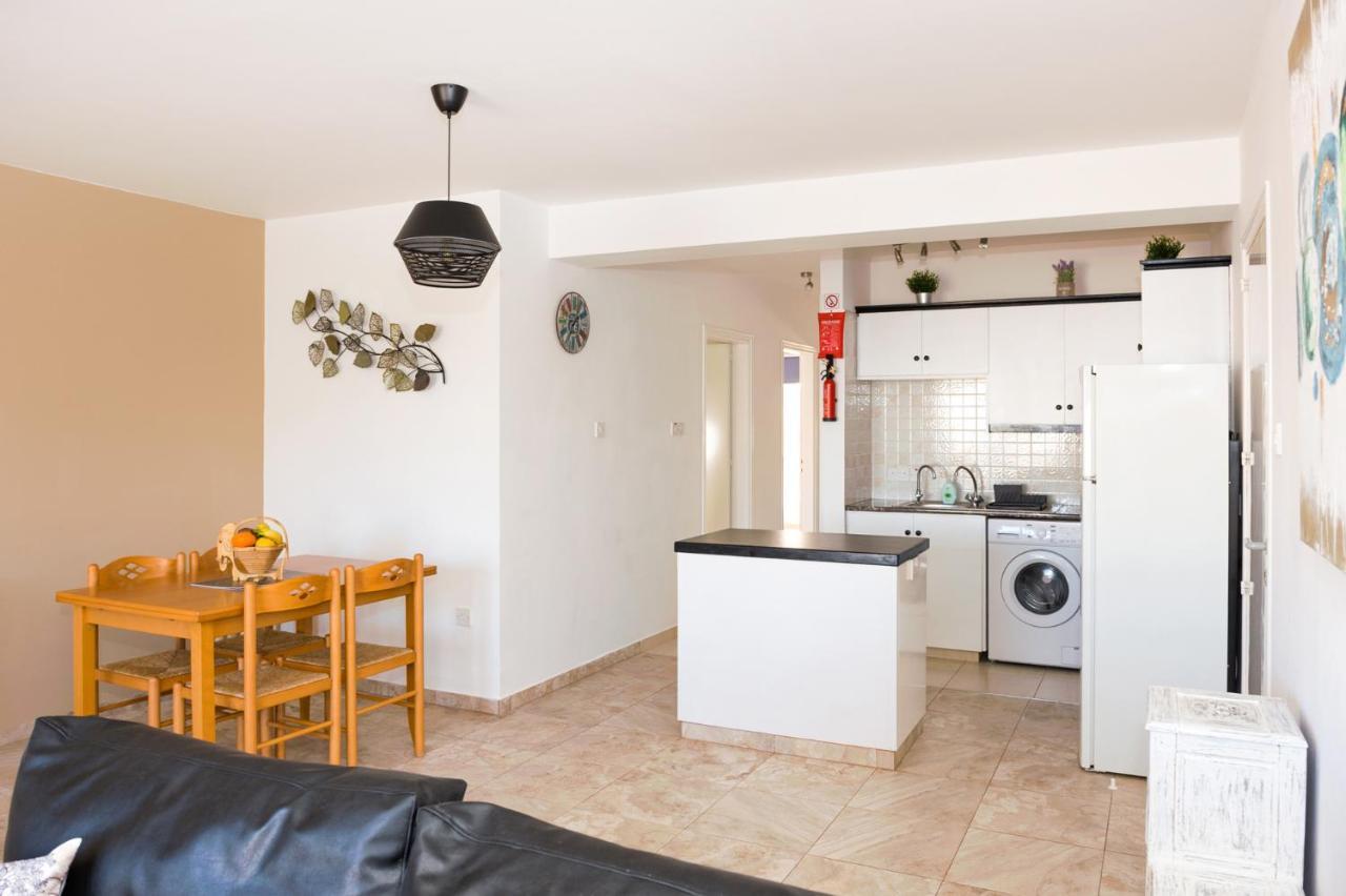 Sofia Apartment 700M Away From The Beach Paralimni Bagian luar foto